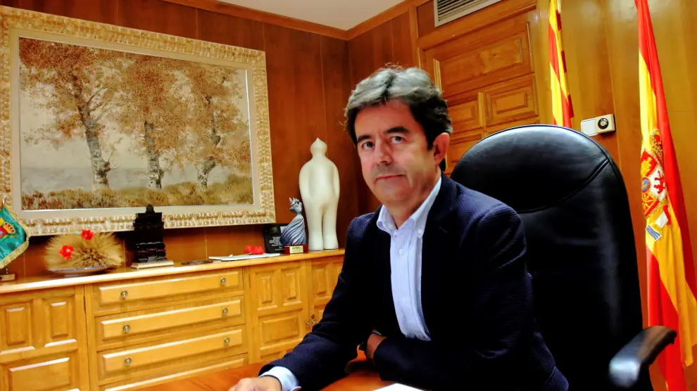 El alcalde de Huesca, Luis Felipe, en su despacho del Ayuntamiento.