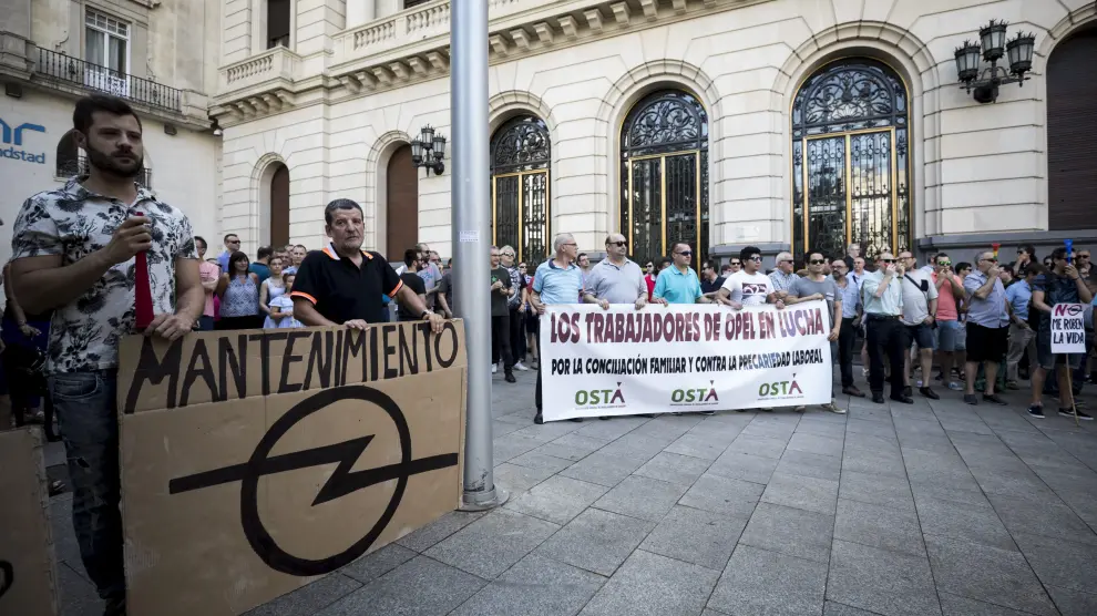 Protesta en junio de los trabajadores de mantenimiento de Opel en la Plaza de España por la modificación sustancial de sus condiciones de trabajo