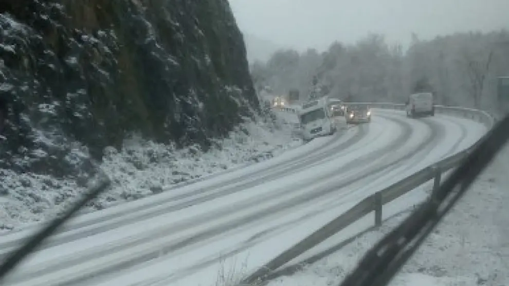 Vehículos afectados por la nieve caída en la carretera A-136, en la provincia de Huesca.
