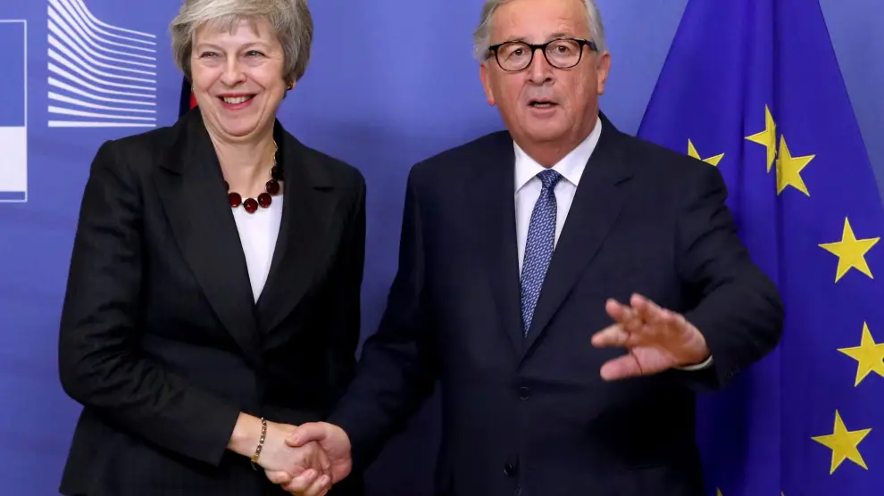 La primera ministra británica, Theresa May y el presidente de la Comisión Europea, Jean Claude Juncker.