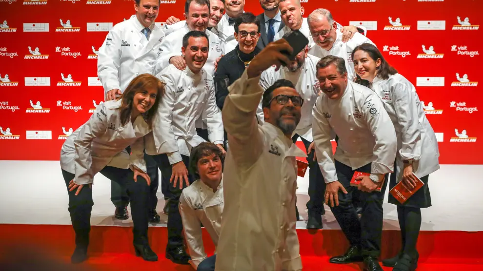 Varios de los cocineros galardonados posan para una foto durante la presentación de la Guía Michelín.