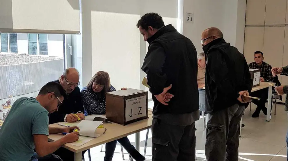 Un momento de la votación en las elecciones sindicales hoy en Pikolin