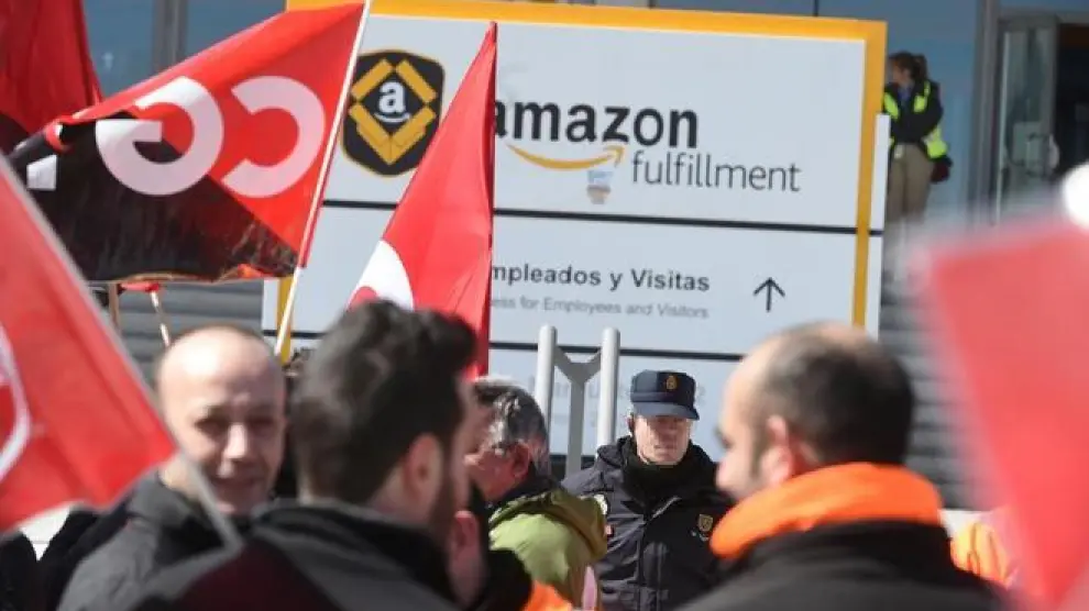 La plantilla del almacén más grande de Amazon en España hace huelga en pleno Black Friday