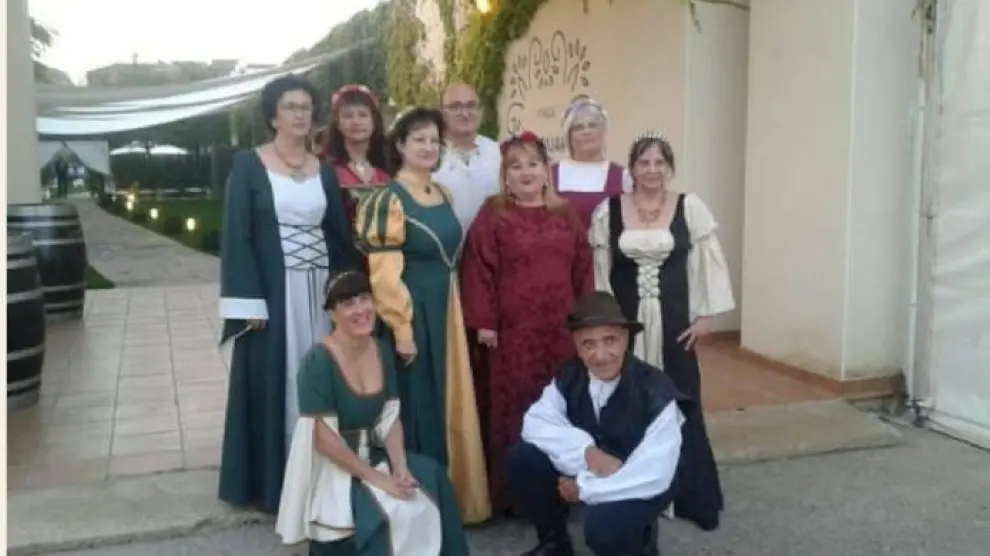 Varios zaragozanos aficionados a la danza medieval, ataviados con la indumentaria de la época.