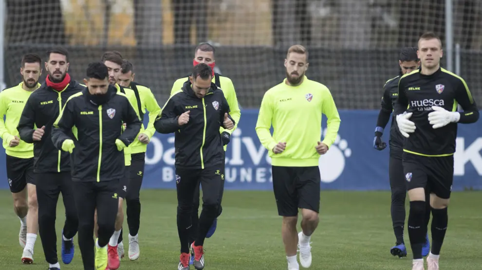 Los jugadores de la SD Huesca, corren durante el entrenamiento del jueves.