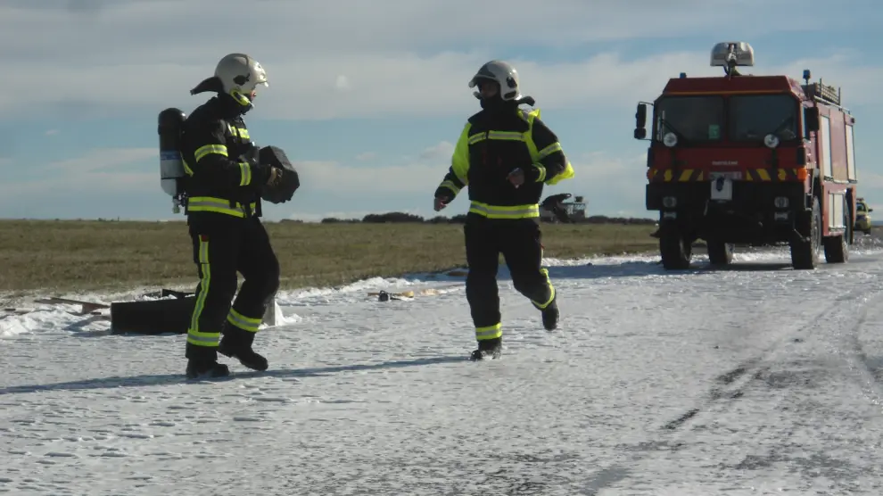 Actuación de los bomberos durante el simulacro de accidente en el aeropuerto