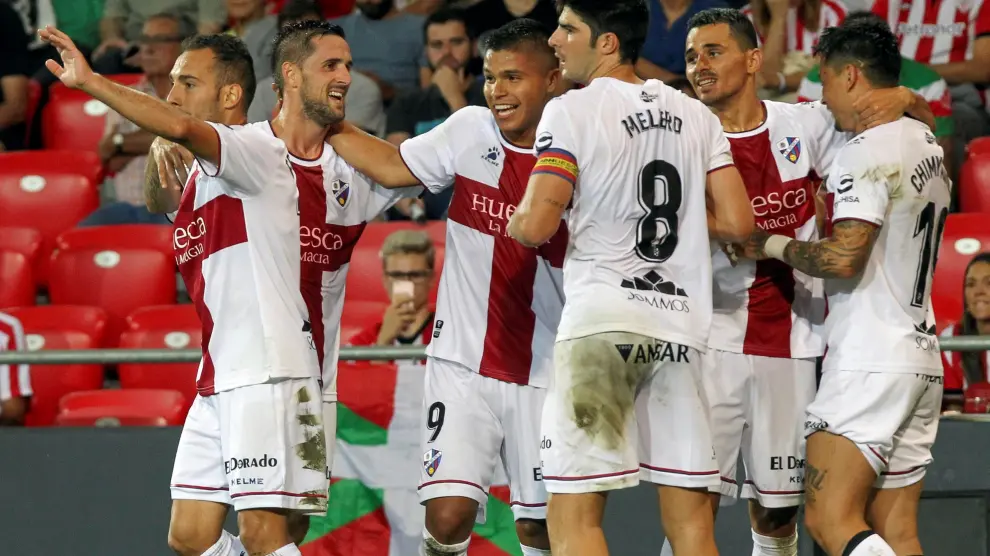 Varios futbolistas celebran el gol de Chimy al Athletic en la segunda jornada de Liga.