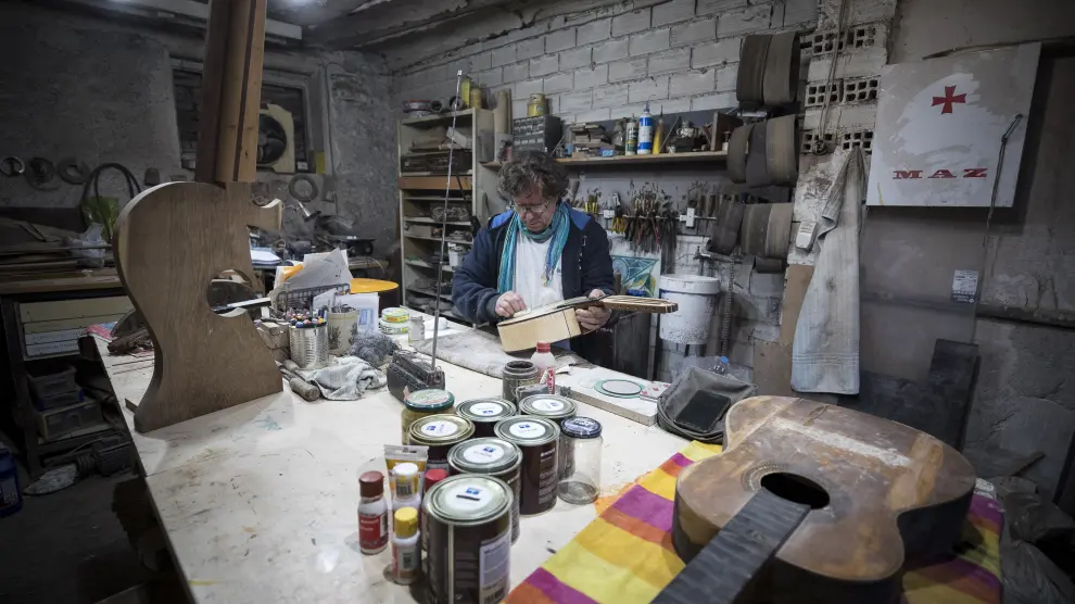 El luthier José María Gil, en su taller de fuentes claras