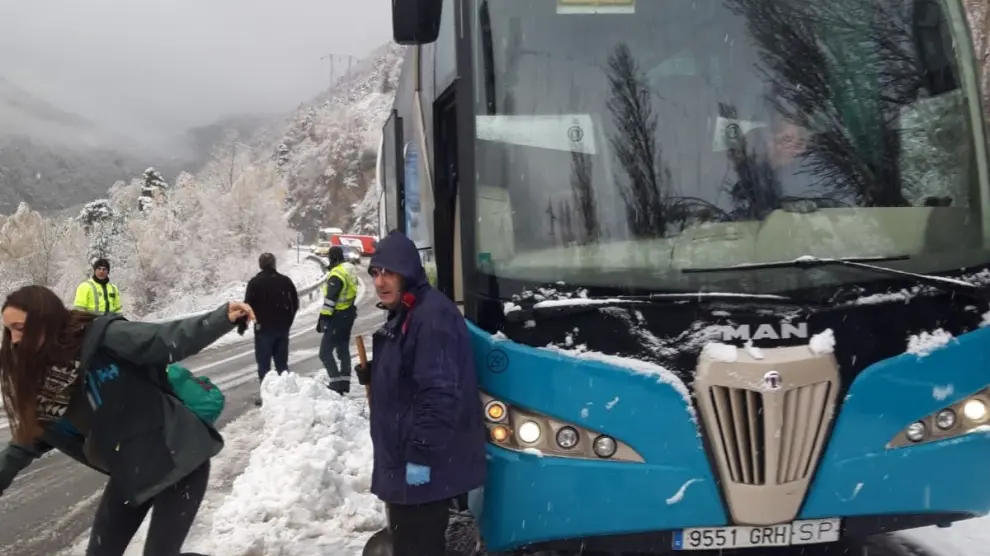 El autobús escolar se quedó atascado en la A-136 el pasado 20 de noviembre tras una nevada