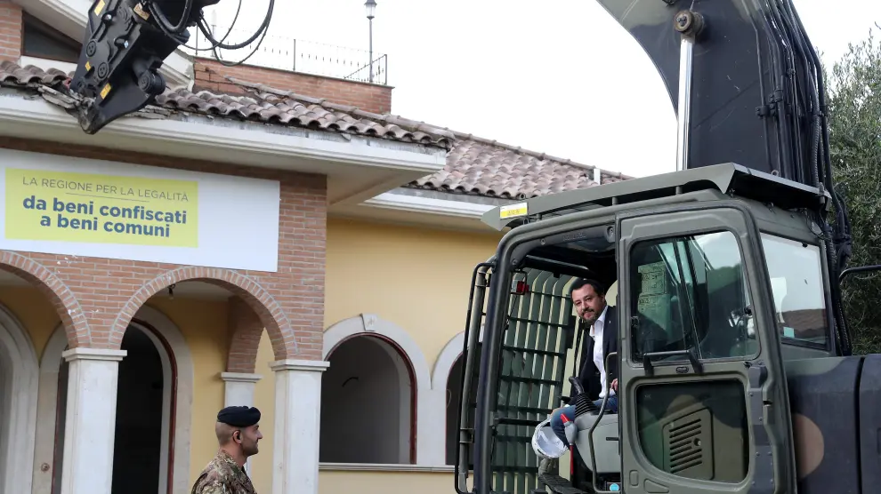 El ministro del Interior italiano, Matteo Salvini, derribando las propiedades de un clan mafioso de Roma, los Casamonica.