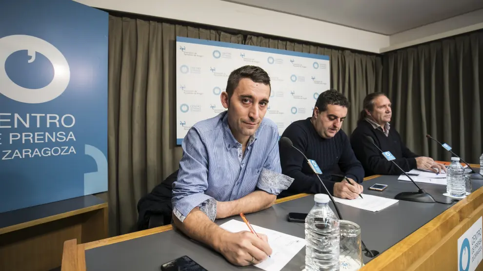 El presidente de ARAGA, Jorge María Valero, y los secretarios generales de UAGA, José Manuel Penella, y UPA, José Manuel Roche, en la rueda de prensa en Zaragoza