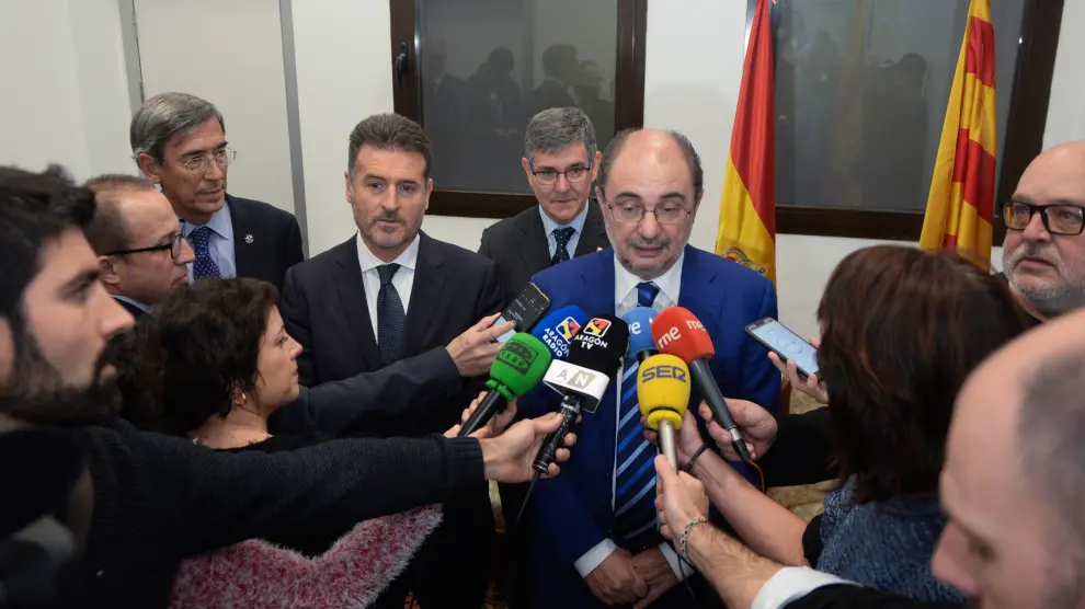 Javier Lambán respondiendo a los periodistas tras la inauguración de las obras del Palacio de la Justicia de Teruel.