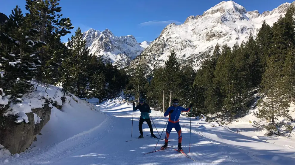 Dos esquiadores probando las pistas recién pisadas de Llanos del Hospital, en Benasque
