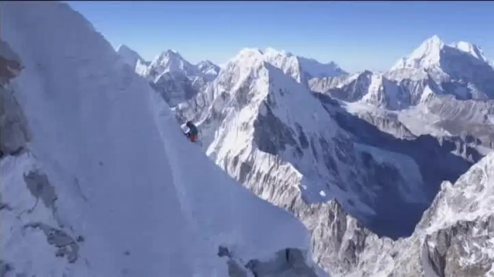 Espectacular ascenso al Himalaya en solitario