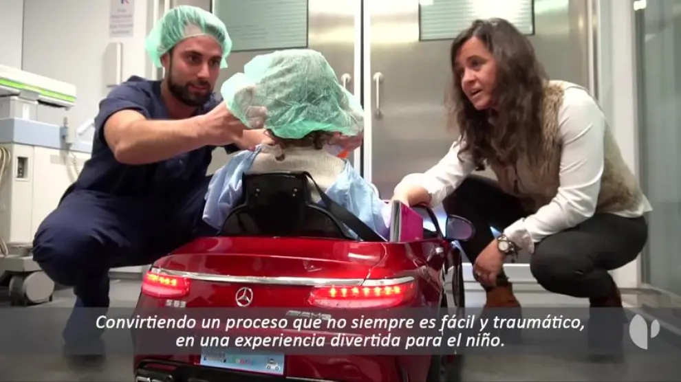 Los niños entran a quirófano montados en coches teledirigidos en las clínicas Quirón de Zaragoza