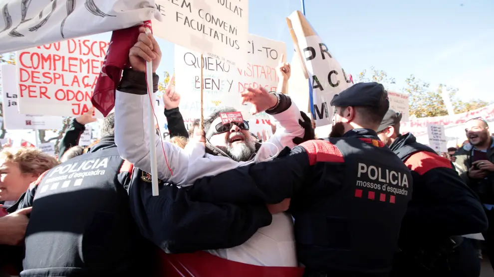 Tensión con los Mossos durante las protestas de Bomberos y médicos en Barcelona