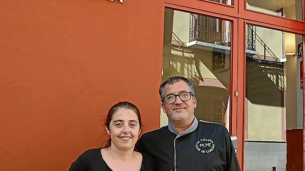 Maider Abós y Pepe Pérez, frente a su restaurante.