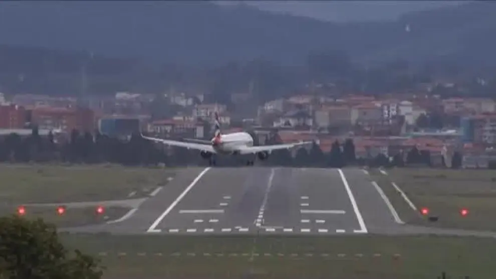 Así dificulta el viento el aterrizaje de aviones en Bilbao
