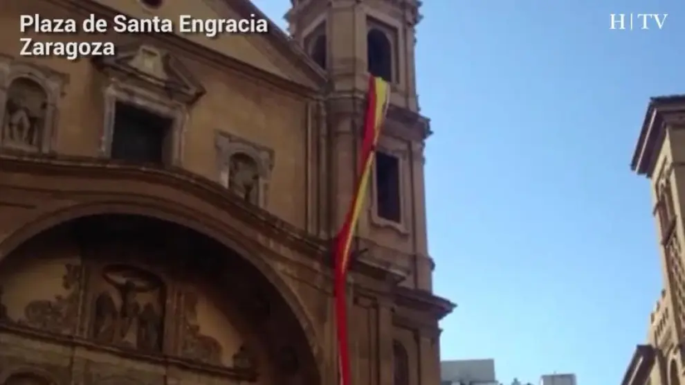 Banderas en las iglesias en recuerdo de Santa Bárbara y la Inmaculada