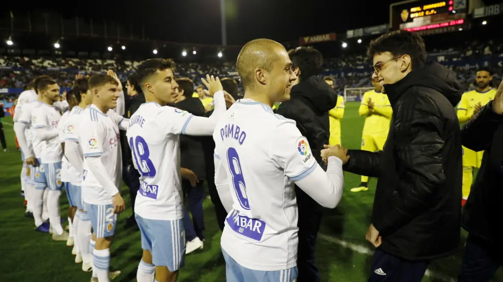 Los jugadores del Real Zaragoza, en los prolegómenos del partido contra el Cádiz.