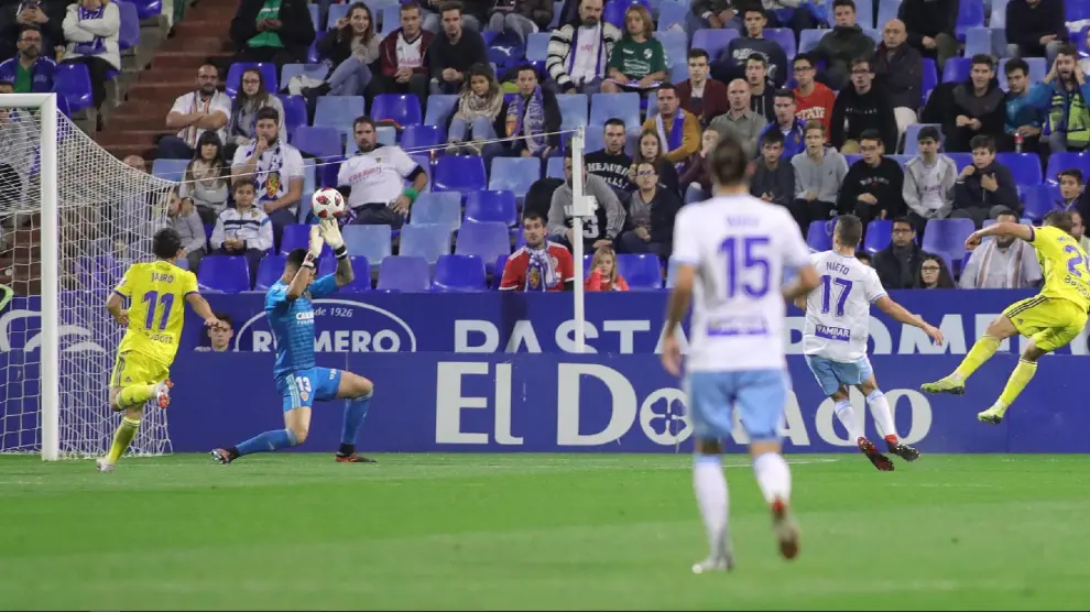 Momento en el que Vallejo anota el 0-1 en el partido Real Zaragoza-Cádiz de hace 40 días en La Romareda, en el torneo de Copa.