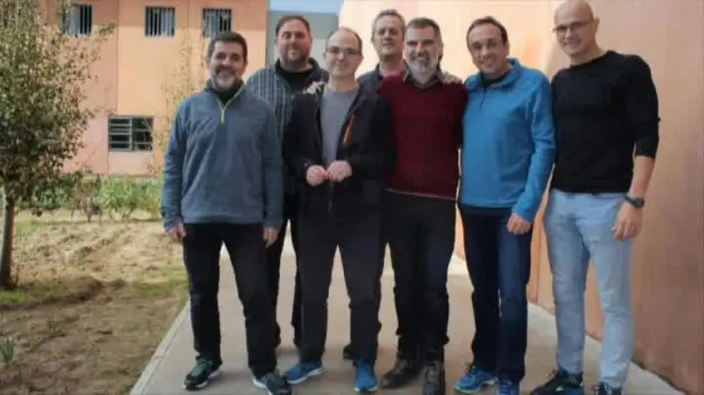 Imagen de archivo de Josep Rull (de azul) junto al resto de presos independentistas.