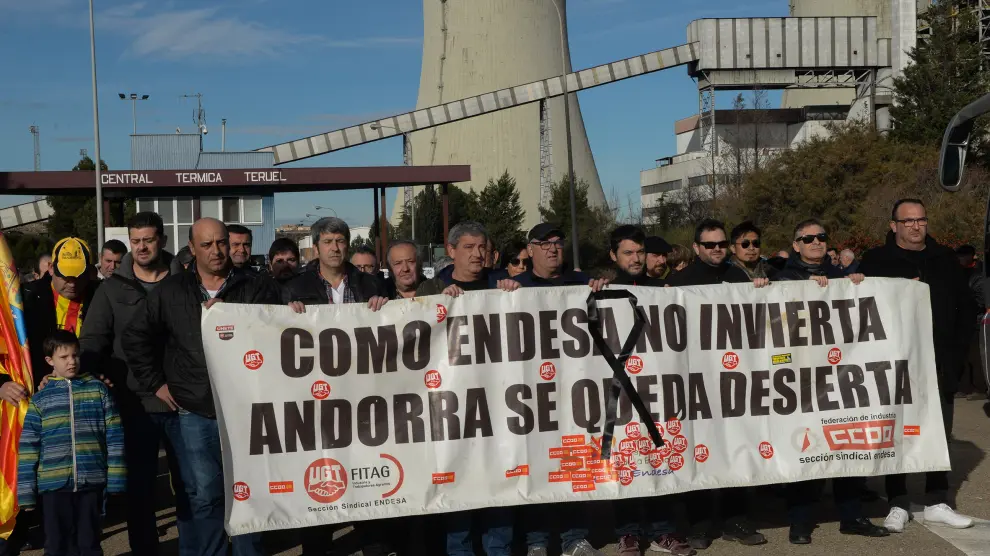 Cientos de trabajadores y vecinos, a las puertas de la térmica de Andorra, reclamaron la reindustrialización de la zona.