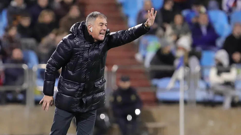 El entrenador del Real Zaragoza, Lucas Alcaraz, da instrucciones en el partido contra el Cádiz