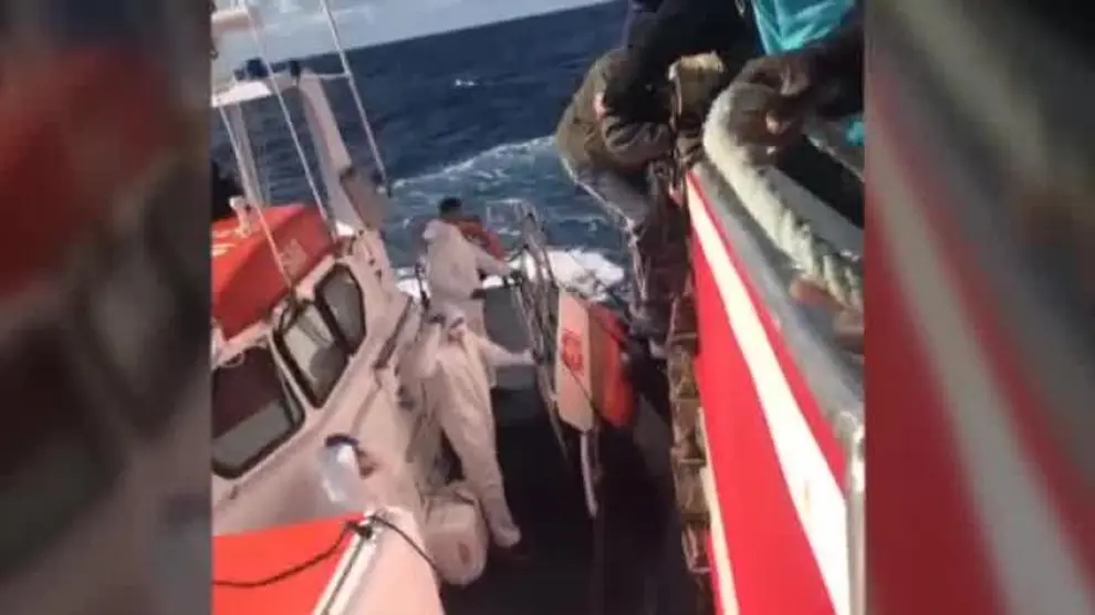 El pesquero español entrega a Malta a los migrantes rescatados frente a Libia