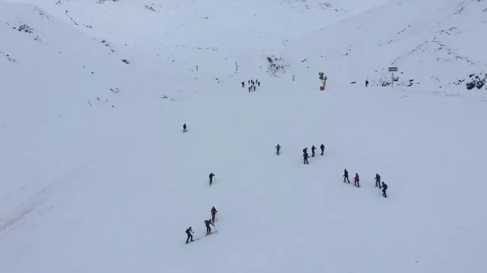 Astún, que estaba este fin de semana cerrada, recibió a cientos de esquiadores de montaña