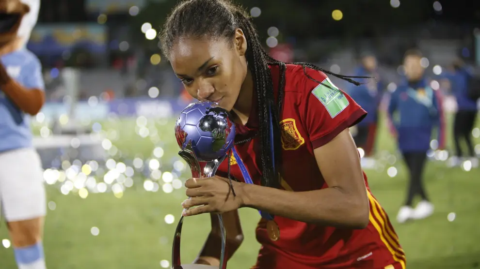 Salma Paralluelo, recién proclamada campeona del Mundo, besa el trofeo con gesto de orgullo y cara de felicidad.