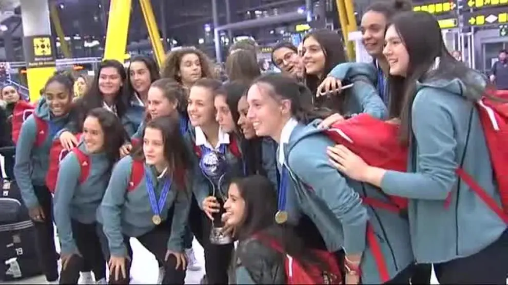 Las heroínas de la selección femenina Sub-17 aterrizan en Barajas