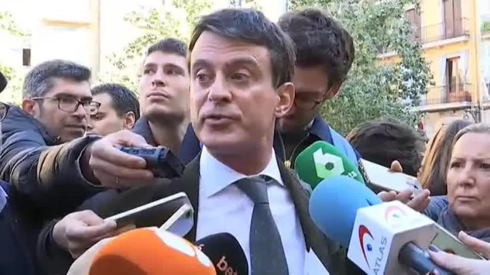 Un grupo de independentistas boicotea e insulta a Valls en su primer acto preelectoral en Barcelona