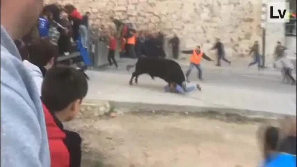 Un toro embiste a un hombre en los encierros de Onteniente, en Valencia