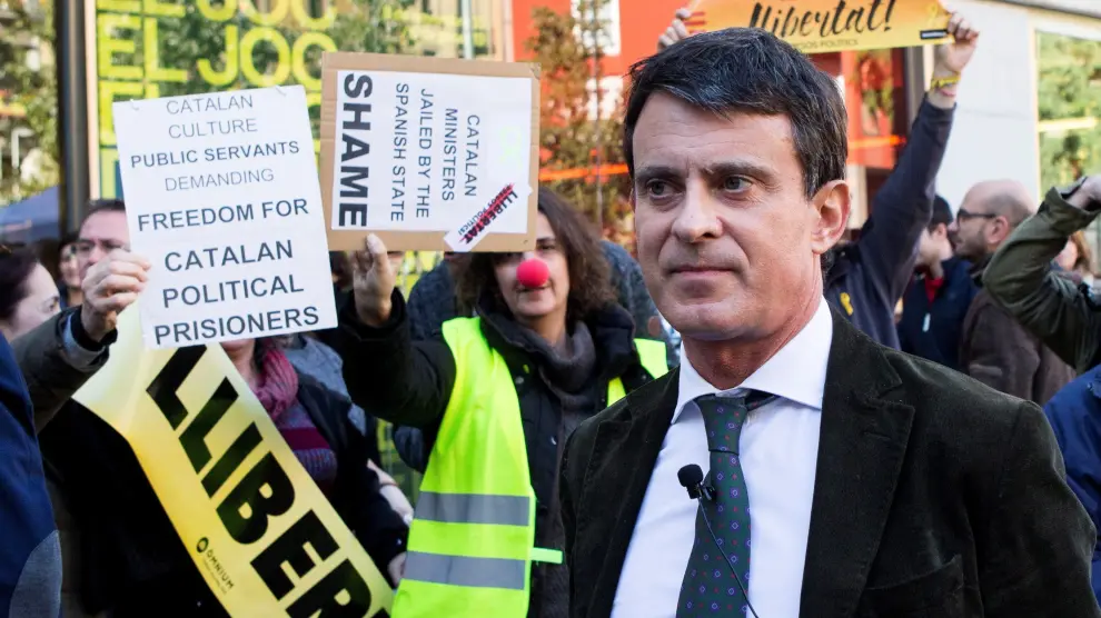 Decenas de personas intentan boicotear un acto de Manuel Valls en Barcelona