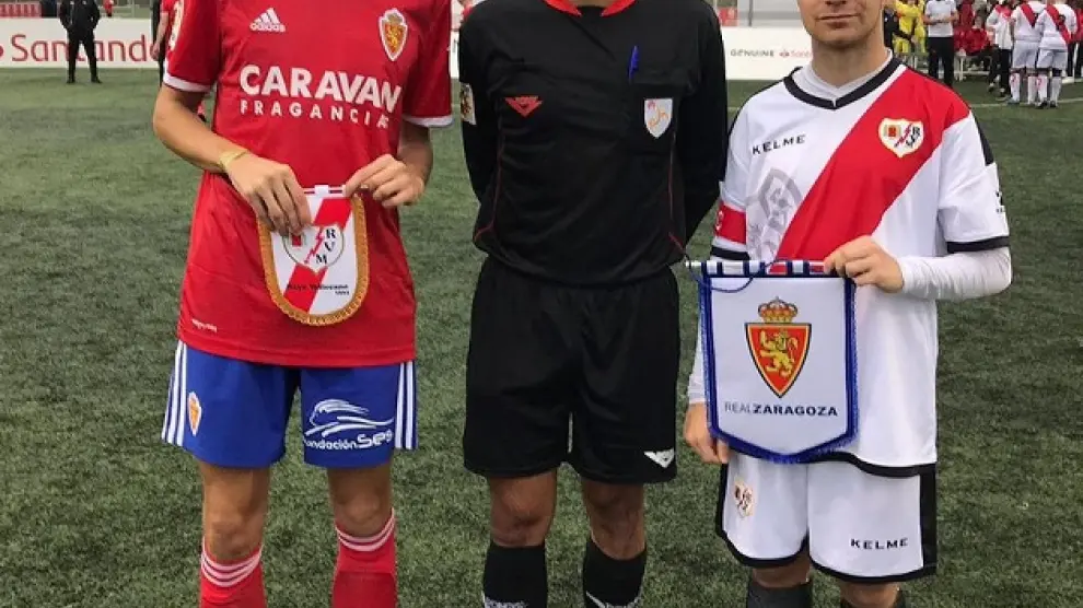 Adrián Yagüe (a la izquierda) justo antes de comenzar un partido con el Real Zaragoza de LaLiga Genuine.