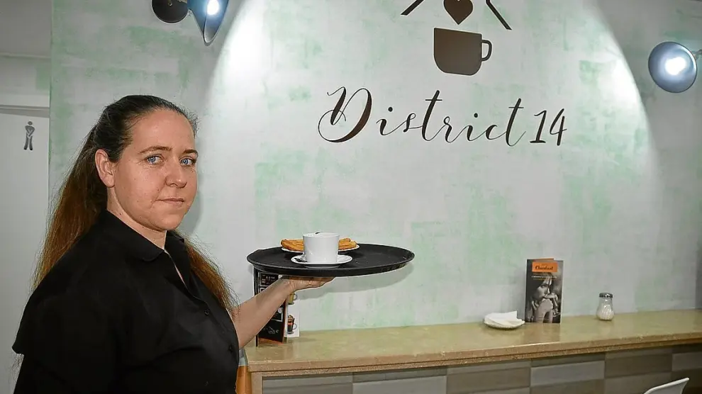 Vanesa Périz, en la chocolatería District 14, sirviendo una de sus raciones de churros.