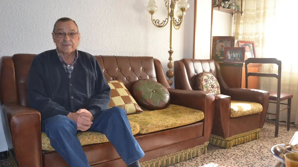 Manuel Andreu, en su casa de Albalate cuando se recuperaba del disparo de Igor el Ruso.
