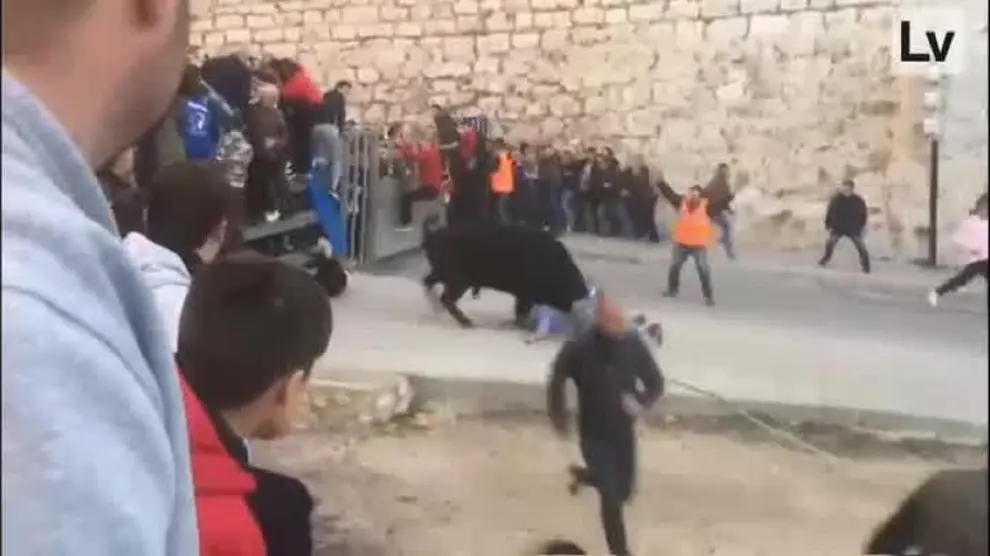 Espectacular cogida de un toro a un hombre en un encierro en Valencia