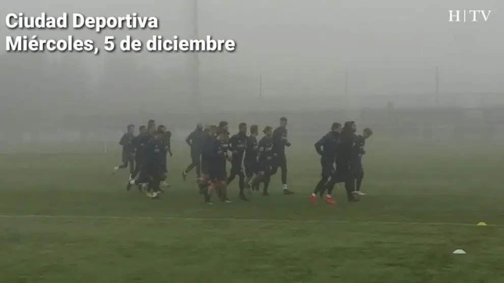 El Real Zaragoza entrena entre la niebla