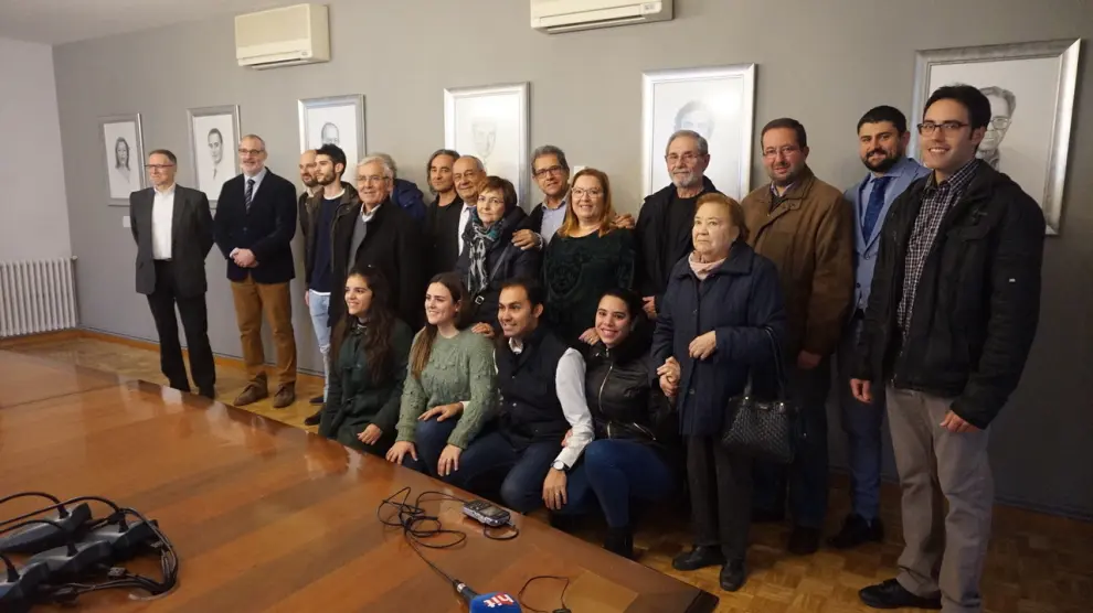 Los alcaldes homenajeados junto a sus familiares, miembros de la corporación municipal y el senador Marcelino Iglesias