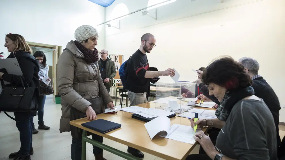 Profesores votando en el instituto Goya de Zaragoza, centro donde se instaló una de las urnas.