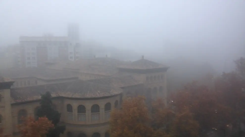 Una espesa capa de niebla cubría Zaragoza este miércoles por la mañana