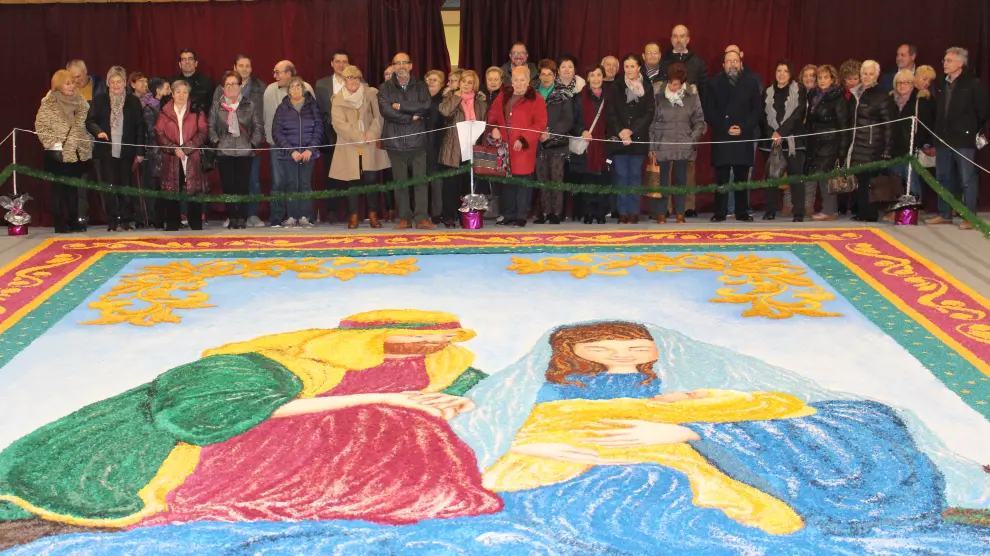 Entre 8 y 10 personas han empleado 400 horas de trabajo para hacer el belén alfombrado de Tamarite