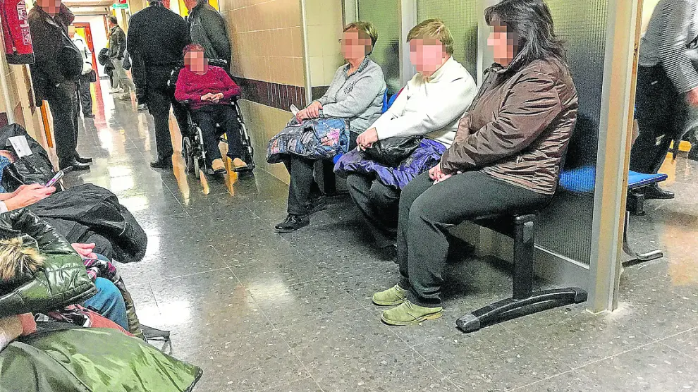 Varios pacientes aguardan en el pasillo, ayer, para entrar a la consulta de Oftalmología.