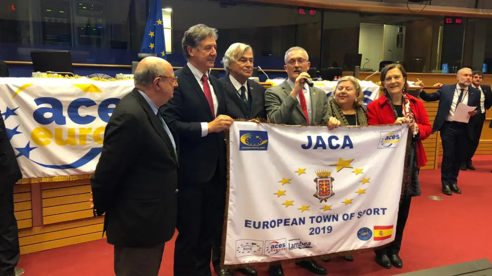 El alcalde de Jaca, Juan Manuel Ramón, y el concejal de deportes, Enrique Muñoz recogieron el galardón en la sede del Parlamento Europeo de Bruselas.