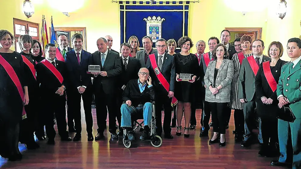 Los premiados, junto a los miembros de la corporación municipal de Tarazona.