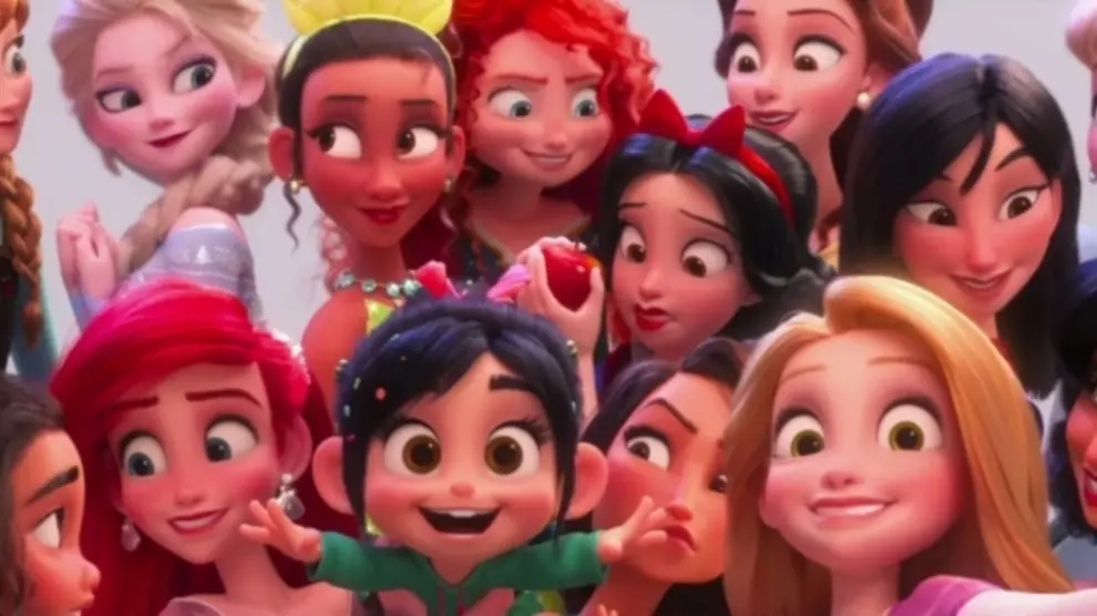 Escena en la que la pequeña Vanellope se encuentra con todas las princesas Disney
