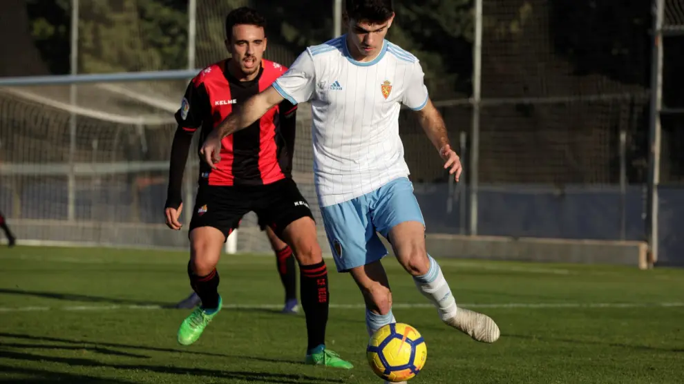 Una acción del partido entre el Real Zaragoza Juvenil A contra el Reus.