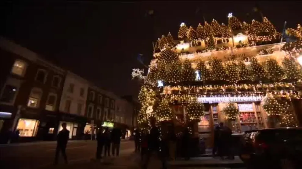 Un centenar de árboles con 20.000 luces decoran la fachada de un pub londinense